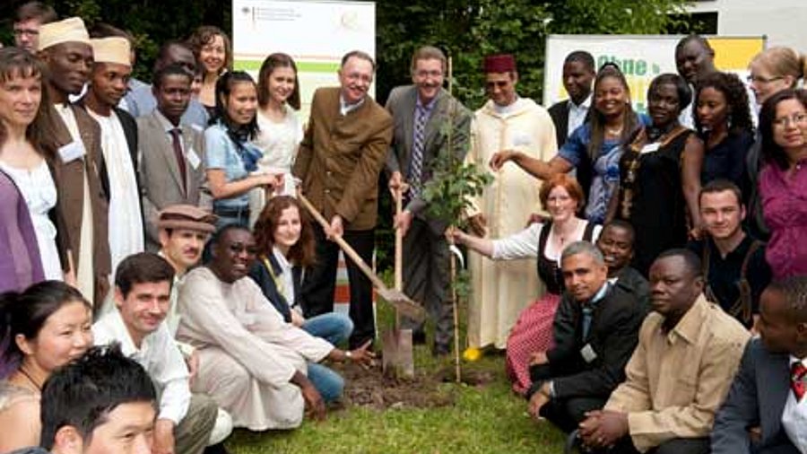 Gerd Sonnleitner und Dr. Robert Kloos pflanzen einen Baum